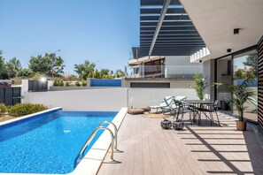 A rooftop pool area with a clear blue pool, lounge chairs, a table, and potted plants. - Hazel Blue Villa, Sintra, Lisbon (Sintra)