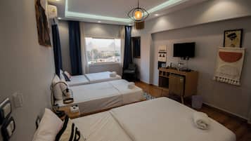 Habitación triple Deluxe | Escritorio, sistema de insonorización, wifi gratis