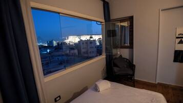 Deluxe Üç Kişilik Oda | Masa, ücretsiz kablosuz İnternet