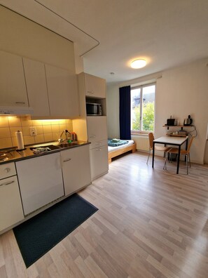 Réfrigérateur, micro-ondes, plaque de cuisson, cafetière/bouilloire