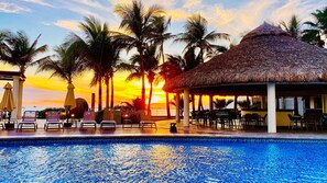 Pool - Amazing beach view at Golden Zone (Mazatlán)