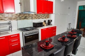 Réfrigérateur, micro-ondes, four, cafetière/bouilloire