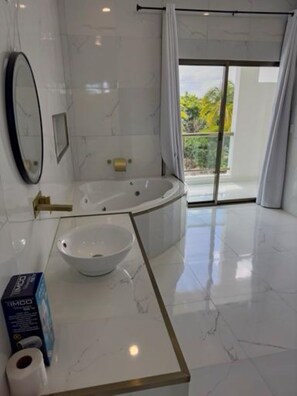 Shower, jetted tub, hair dryer, towels