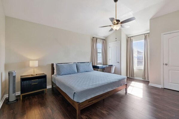 3 habitaciones, escritorio y tabla de planchar con plancha 