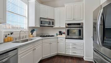 Réfrigérateur, micro-ondes, four, plaque de cuisson