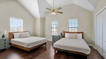 3 chambres, bureau, fer et planche à repasser, lit parapluie