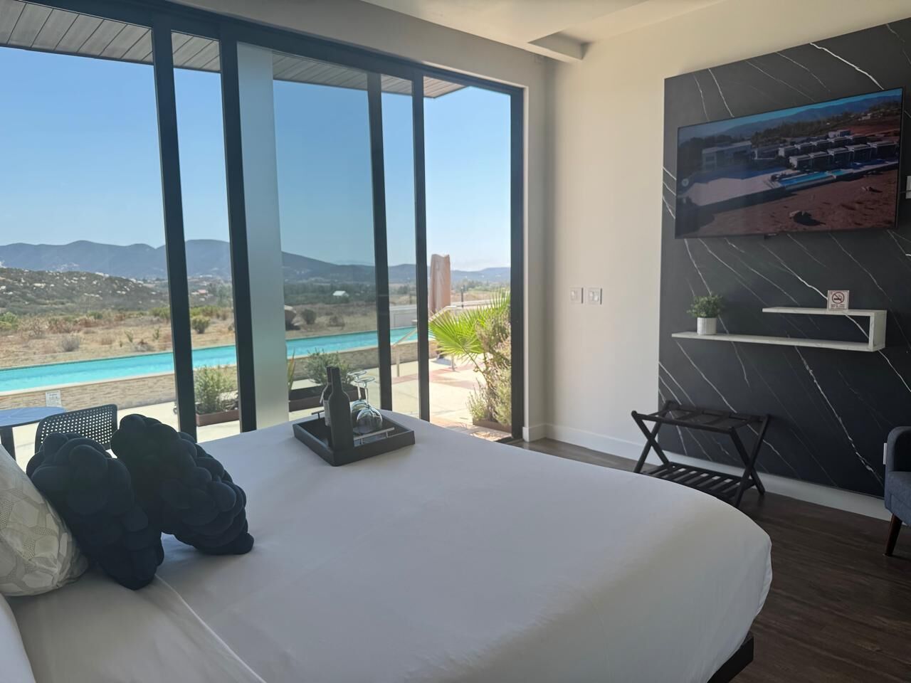 Deluxe-alpehytte - balkon - udsigt til pool | 1 soveværelse, minibar, pengeskab på værelset, strygejern/strygebræt