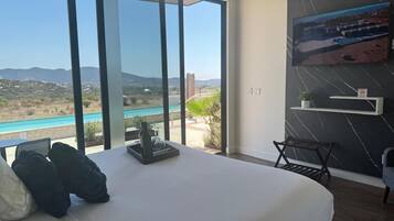 Deluxe-alpehytte - balkon - udsigt til pool | 1 soveværelse, minibar, pengeskab på værelset, strygejern/strygebræt