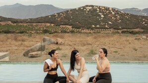 Three individuals by a pool with a mountainous backdrop. - VILLA SIMUL HOTEL BOUTIQUE VALLE DE GPE (Valle de Guadalupe)