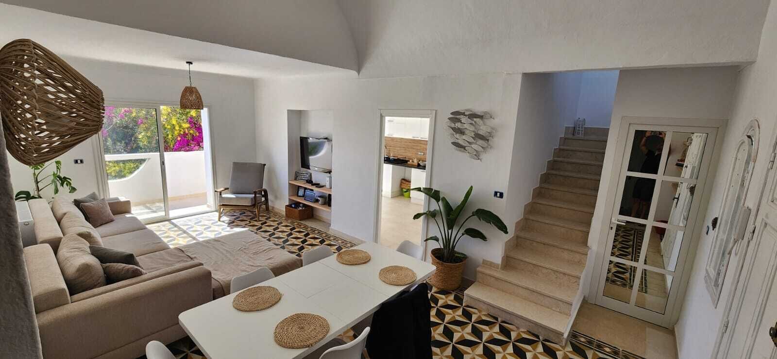 Una televisión, un reproductor de DVD, libros