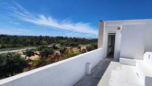 A balcony with a view of a landscaped garden and a road. - Independent villa floor, next to the sea! ideal for families (Hammamet)