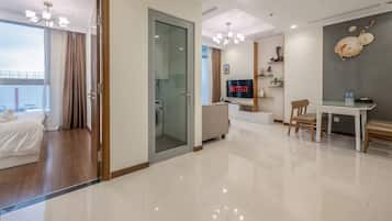 Apartamento de lujo, 2 habitaciones, balcón, vistas a la ciudad | Zona de estar