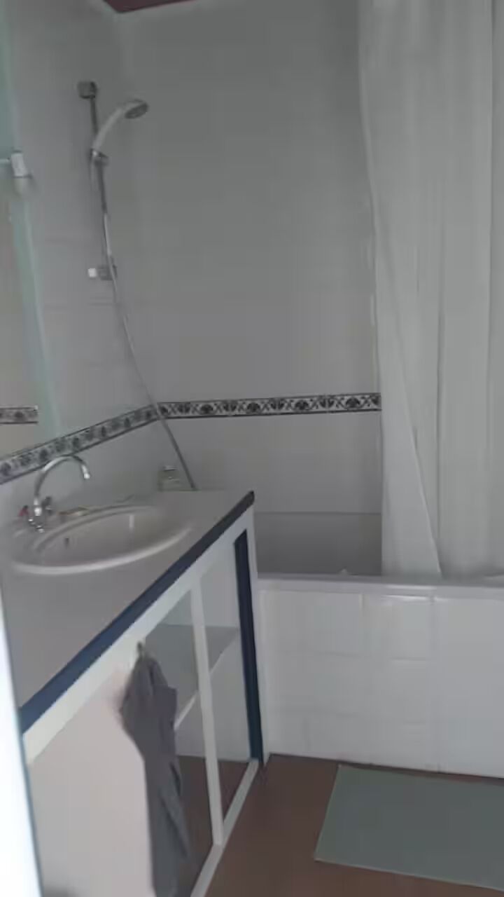 Un baño con lavamanos, espejo, ducha y bañera.