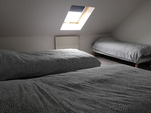 7 bedrooms, iron/ironing board, travel crib, WiFi - Large family home with outdoor pool in the countryside. Pets allowed (Nort-sur-Erdre)