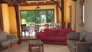 Chimenea, futbolito, tenis de mesa y libros