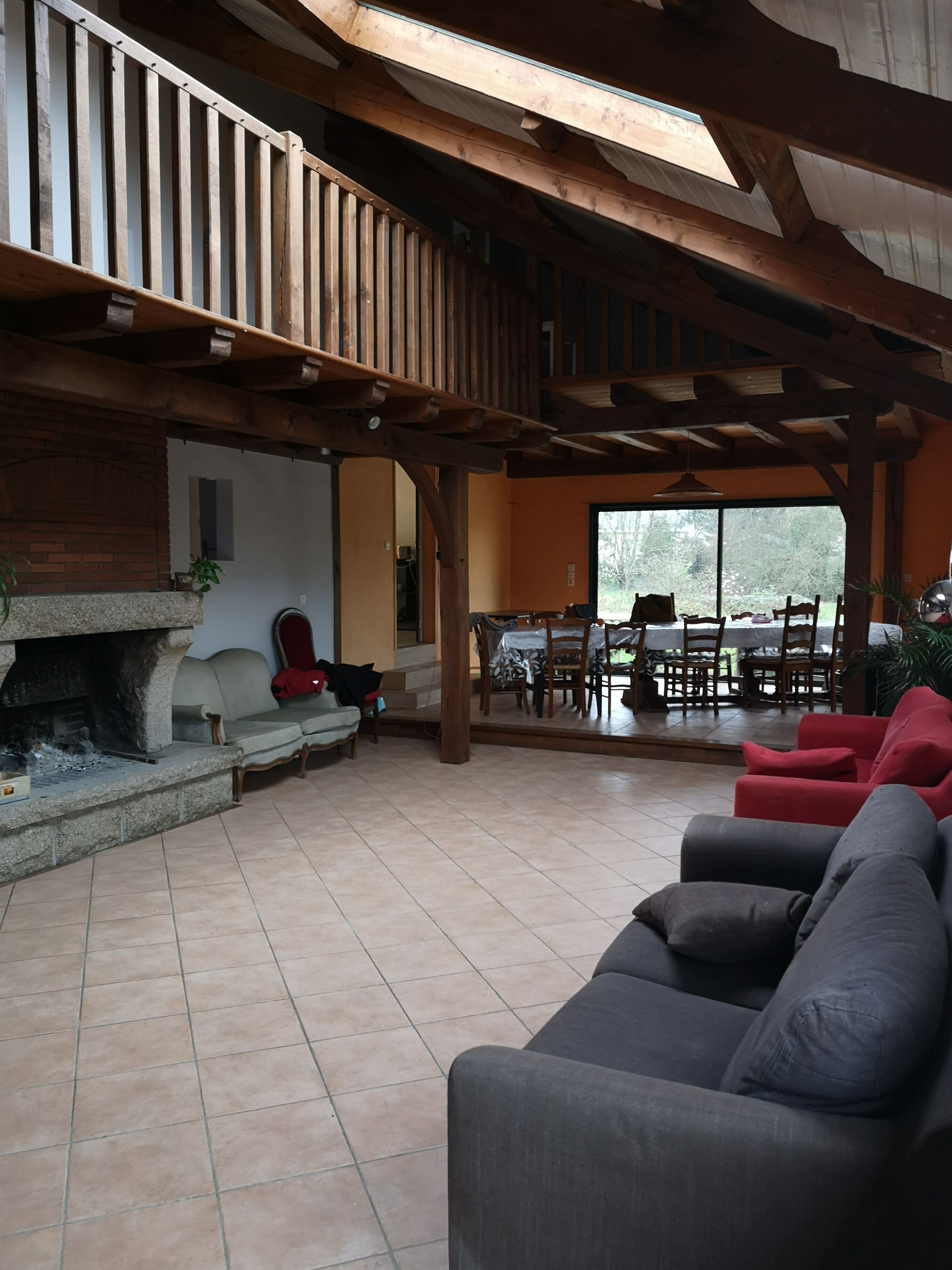 Chimenea, futbolito, tenis de mesa y libros 