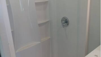Secador de pelo, toallas, jabón, papel higiénico
