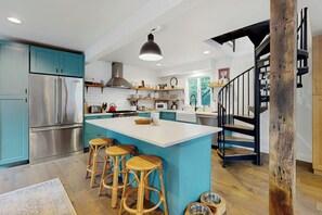 Refrigerador, microondas, horno y parrilla de estufa 