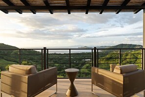 Property grounds - Casa Luna: Luxury Ocean View Villa-Pool & Peloton Gym–Playa Hermosa, Guanacaste (Playa Hermosa)