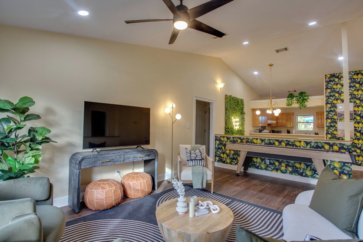 Smart TV, computer monitors