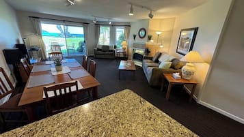 Télévision, cheminée, chaîne hi-fi