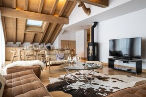 Living area - Wifi, 150m from ski slopes, 3rd floor, view mountain, terrace, balcony, fireplace or stove, tv (Méribel - Les Allues)