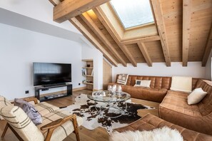 Living area - Wifi, 150m from ski slopes, 3rd floor, view mountain, terrace, balcony, fireplace or stove, tv (Méribel - Les Allues)