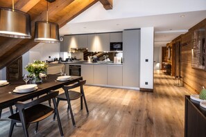 Dining - Wifi, 4th floor, view mountain, sauna, hammam, balcony, fireplace or stove, tv, 148m², Méribel (Méribel - Les Allues)