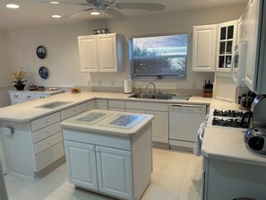 Een koelkast, een magnetron, een oven, een vaatwasser