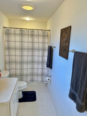 Dusche, Haartrockner, Bidet, Handtücher