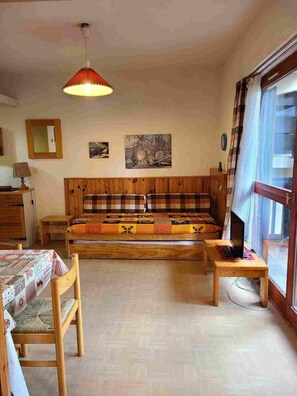 Living area - 280m from resort center, 1st floor, balcony, parking, tv, 30m², La Norma (La Norma)