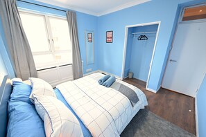3 bedrooms, iron/ironing board, WiFi, bed sheets