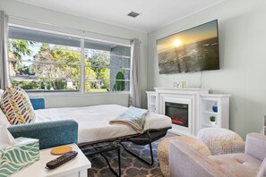 4 habitaciones, escritorio y tabla de planchar con plancha