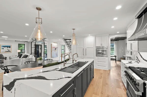 Cookware/dishes/utensils - The Manor House - No Clean Fee (Lexington)