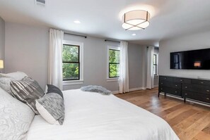 3 bedrooms, WiFi, bed sheets - The Manor House - No Clean Fee (Lexington)