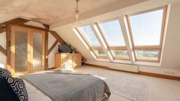 8 bedrooms, desk, iron/ironing board, free WiFi