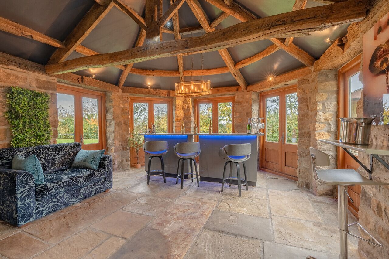 Fernseher, Kamin, Stereoanlage