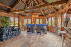 Télévision, cheminée, chaîne hi-fi