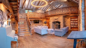 TV, fireplace, stereo