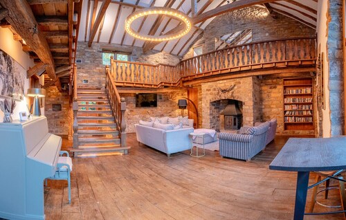 Harrogate House Retreat - Sleeps 31, Steam Room, 2 Hot tubs