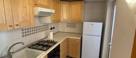 Jääkaappi, uuni, liesi, kahvin-/teenkeitin