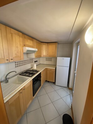 Fridge, oven, stovetop, coffee/tea maker