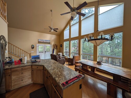 HIDDEN SPACIOUS 4-bdr RETREAT FOR FAMILIES AND FRIENDS! 