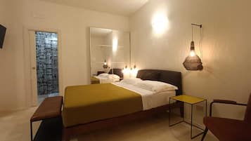 1 habitación, escritorio, tabla de planchar con plancha y cuna de viaje