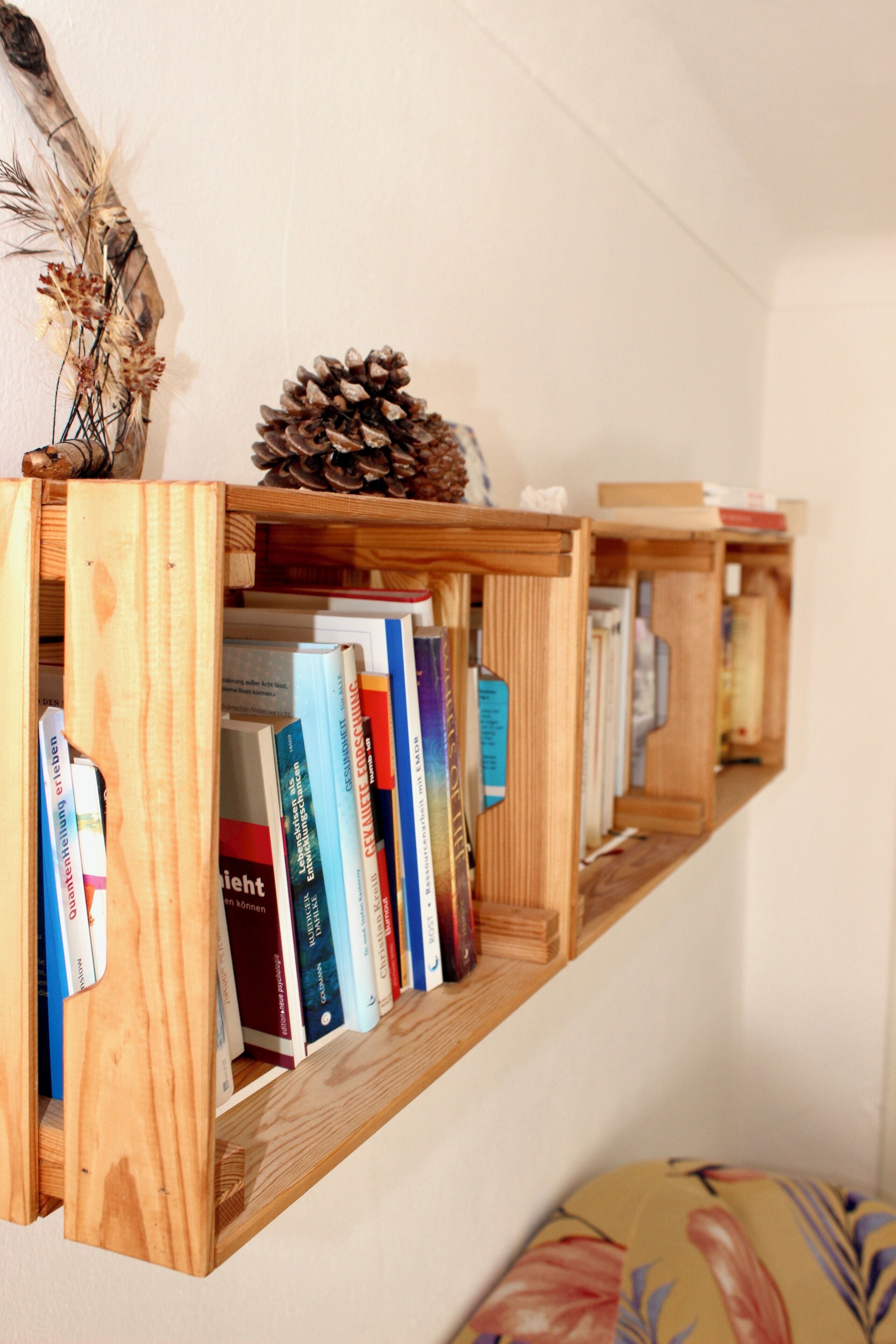 Une bibliothèque en bois, avec des livres et des objets décoratifs.