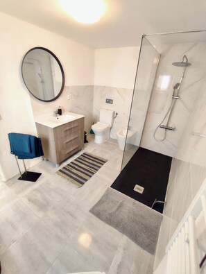 Een douche, een bidet, handdoeken, zeep
