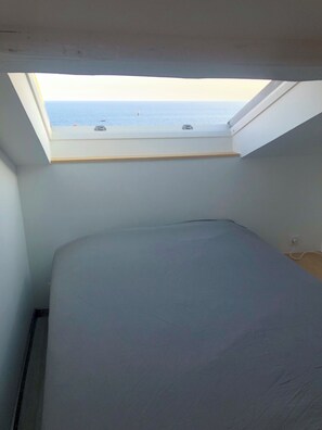 1 dormitori i roba de llit 