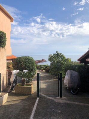 Property grounds - Charming little apartment with sea view (Anthéor)