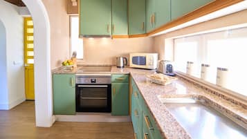 Mikrowelle, Wasserkocher mit Kaffee-/Teezubehör