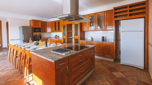 Coffee/tea maker, microwave, dishwasher, cookware/dishes/utensils - Villa Las Rosas (Albufeira)